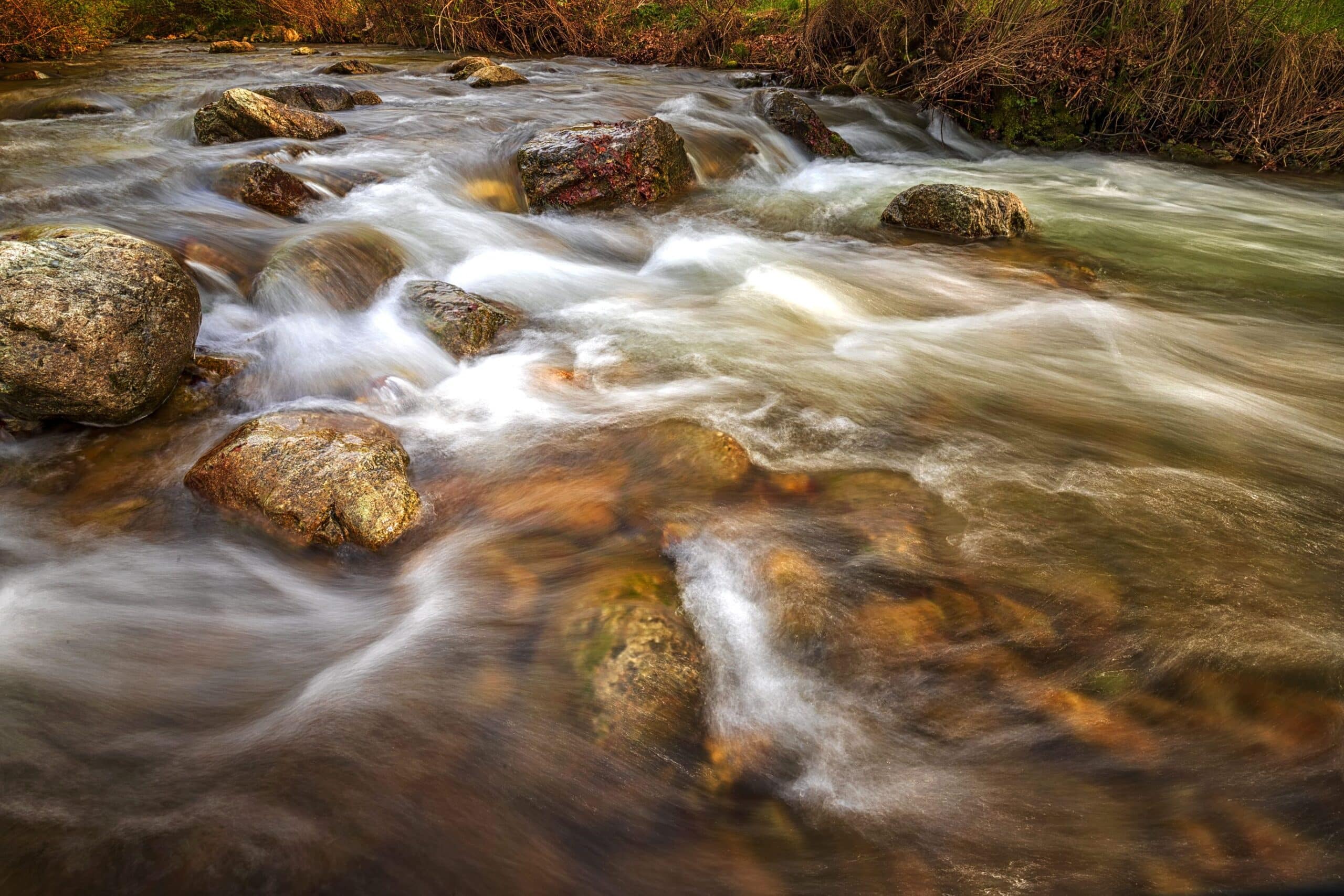 A closeup of a rocky riverbed near Sabie River accommodation